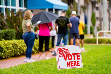 Hallandale, FL, ABD - 19 Ekim 2020: ABD 'nin Broward County FL erken seçimleri için hatlar