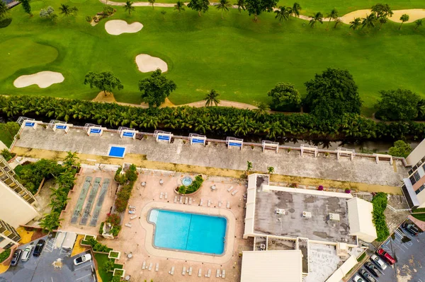 Edifício Com Piscina Perto Campo Golfe Landscaep — Fotografia de Stock