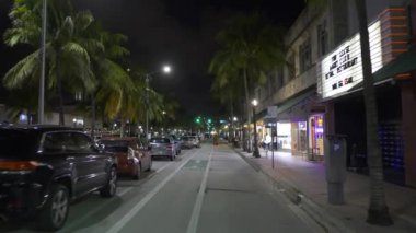Miami Beach, FL, ABD - 20 Ekim 2020: Shielded bike lane Miami Beach Washington Avenue gece hareketi videosu