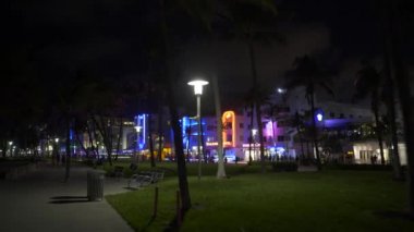 Miami Beach, FL, ABD - 20 Ekim 2020: Neon otelleri Miami Beach Ocean Drive