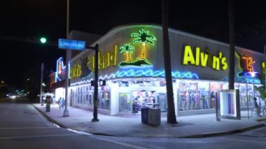 Miami Beach, FL, ABD - 20 Ekim 2020: Alvins turizm dükkanı Miami Beach gece videosu