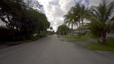 Dur işaretli bir mahalleye yaklaşıyoruz.