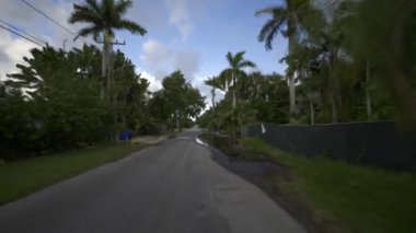 Ön manzara sürücüsü. Mahalle 4K.