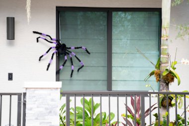 Cadılar Bayramı dekoru evlere asılıydı