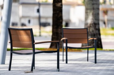 Parkta karşıt sandalyeler