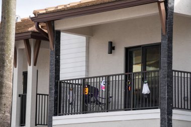 Cadılar Bayramı dekorasyon fotoğraflı apartman balkonunda.