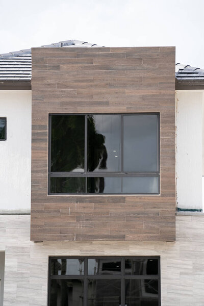 Архитектура подробно темные окна двухэтажный таунхаус