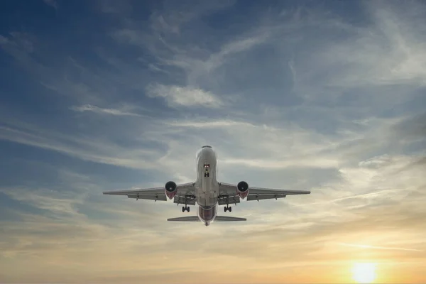 Dramatik Gökyüzünde Güzel Bir Günbatımıyla Yaklaşan Uçak — Stok fotoğraf