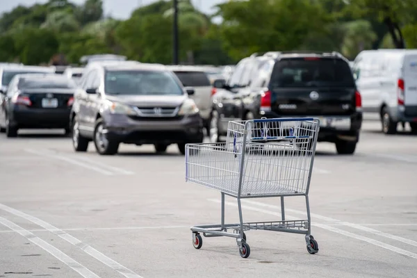 Leerer Einkaufswagen Auf Parkplatz — Stockfoto