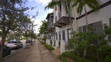 DORAL, FL, ABD - 22 Ekim 2020: Ürkütücü cadılar bayramı dekorasyon örümcekleri bir ağ üzerinde ev kapısına