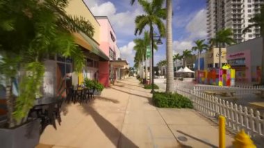 DORAL, FL, ABD - 22 Ekim 2020: Miami Doral FL ABD şehir merkezindeki sinema videosu