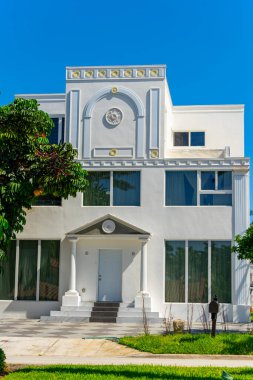 Florida 'da, Golden Beach' te üç katlı lüks bir malikane.