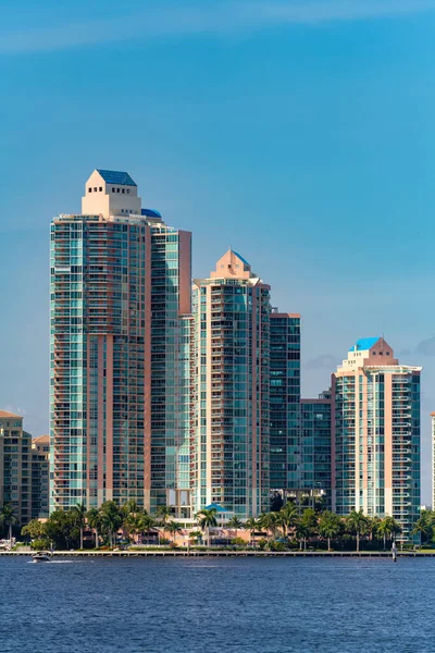 Hochhaustürme Aventura Florida Rosa Gebäude Auf Blauem Himmel Und Wasser — Stockfoto