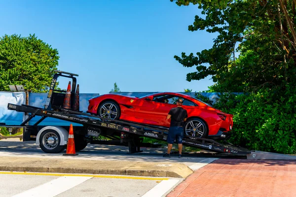 Golden Beach Usa Октября 2020 Доставка Роскошного Автомобиля Ferrari Буксире — стоковое фото