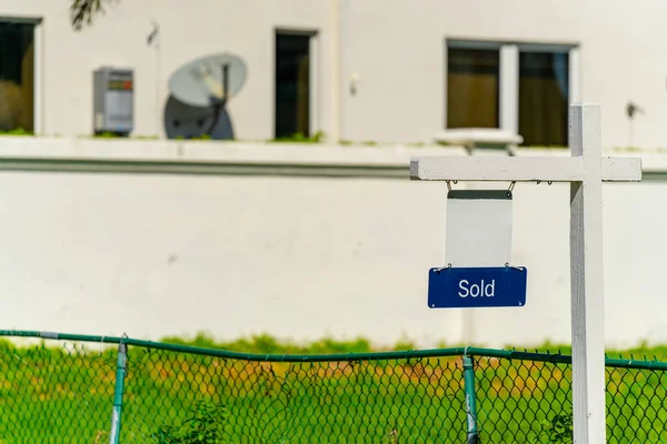 Verkauft Immobilienschild Mit Heimat Hintergrund — Stockfoto