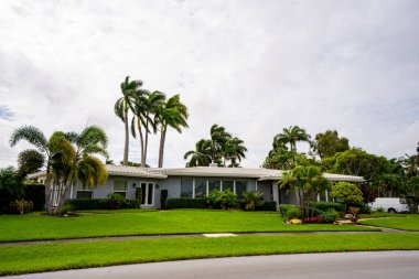 Yeşil çimleri olan güzel bir ev Hollywood FL Amerika Birleşik Devletleri