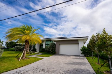 Garajlı lüks bir Florida evi.