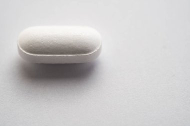 Beyaz arkaplanda çinko hapları