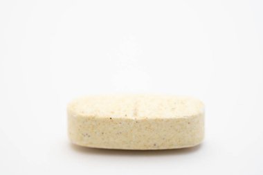 Beyaz arkaplanda çoklu vitamin