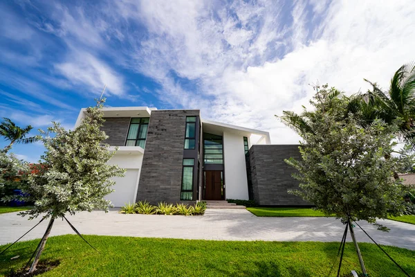 Moderna Casa Con Césped Cielo Azul — Foto de Stock