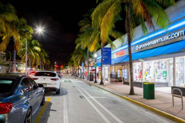 MIAMI BEACH, FL, ABD - 13 Kasım 2020: Miami Beach Washington Avenue 'deki mağazalar