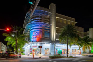 MIAMI BEACH, FL, ABD - 13 Kasım 2020: Miami Beach Turizm Dükkanı Sörf Tarzı Gece HDR