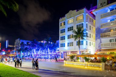 MIAMI BEACH, FL, ABD - 13 Kasım 2020: Ocean Drive 'daki restoranlar, Covid 19 Coronavirus salgını sırasında sokaklara ve sosyal mesafeye masaları genişletiyor