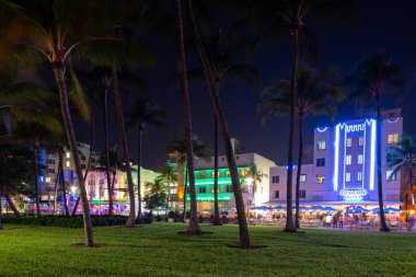 MIAMI BEACH, FL, ABD - 13 Kasım 2020 Ocean Drive Miami Beach neon otel ışıkları