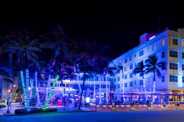 MIAMI BEACH, FL, ABD - 13 Kasım 2020: Neon Blue Clevelander Hotel ve Bar Ocean Drive gece fotoğrafı