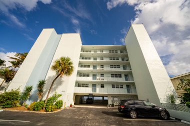 Fort Lauderdale, FL, ABD - 22 Kasım 2020: deniz kıyısındaki Lauderdale apartman dairesi