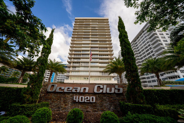 ФОРТ-ЛАУДЕЙЛ, штат Флорида, США - 22 ноября 2020 года: фото клуба Atlantic Ocean Club Condominium