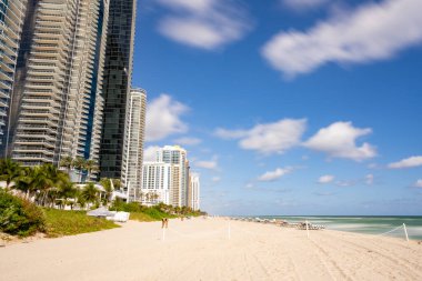 Kumsaldaki yaz gününün güzel bir fotoğrafı ve 1000 'e yakın pozu.