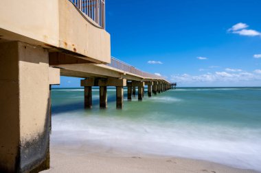 İskeleye vuran dalgalar uzun süre bulanık kalacak.