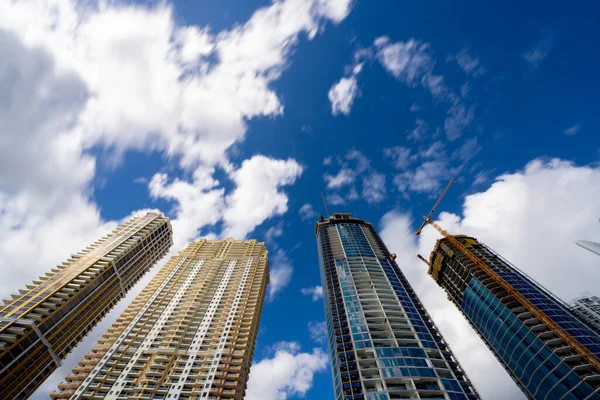 Niedriger Blickwinkel Nach Oben Hochhaustürme Auf Sich Schnell Bewegenden Wolken — Stockfoto