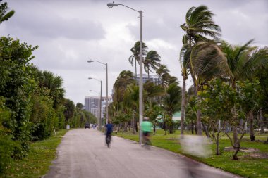 Motosikletle gezen hayalet fotoğrafçılar 1 saniyelik teşhirci