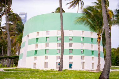 Miami Beach deco tarzı umumi plaj tuvaletleri.