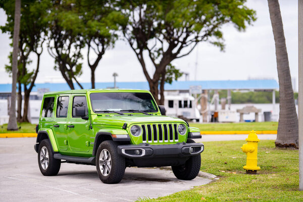 Майами, Флорида, США - 25 ноября 2020: Фото зеленого переднего квартала джипа Вранглера 2020 2021 года