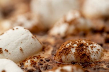 Bir fincan sıcak kakaonun yakın çekim makrosu üzerine serpiştirilmiş çikolatası.