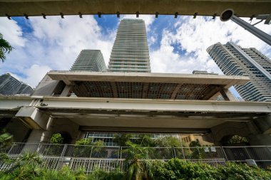 MIAMI, FL, ABD - 27 Kasım 2020: Fotoğraf: Miami Büyükşehir Platformu istasyonu Brickell 'in arka planda yüksek kulesi