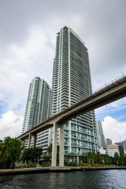 MIAMI, FL, ABD - 27 Kasım 2020: Miami Nehri üzerinde yüksek tramvay hattı olan kuleler