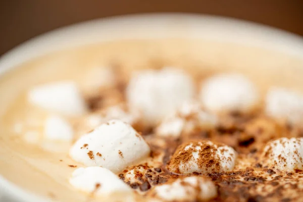 Makro Fotoğraf Bardağı Sıcak Kakao Çikolatası Üzerine Marşmelov Tarçın Serpiştirilmiş — Stok fotoğraf