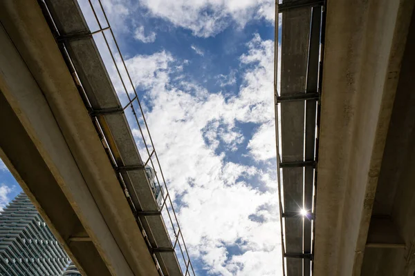 Foto Bajo Ángulo Bajo Las Vías Del Ferrocarril Miami Metrorail —  Fotos de Stock