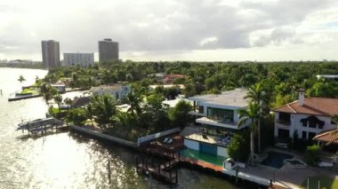 Miami 'de deniz kenarındaki malikanelerle birlikte suyun üzerinde parlayan güneş videosu.