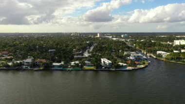 Miami Emlak 'ta havadan aşağıya lüks evlere yaklaşıyoruz.