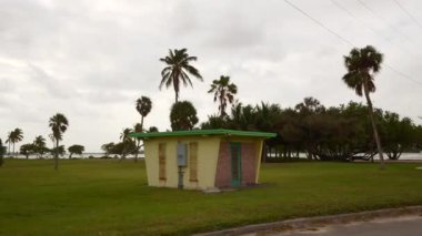 Parktaki eski elektrikli baraka hareket titreşimli sabit kamerayla çekilmiş.