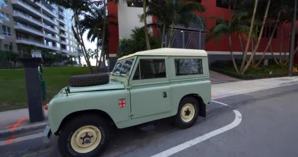Antik Land Rover Parkolt Nyilvános Utcákon Séta — Stock videók