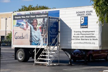 Bir otoparkta bağış merkezi.