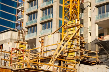 Vinçli ve iskeleli inşaat alanı