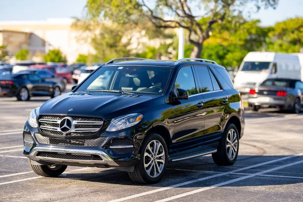 Mercedes Suv Negro Estacionamiento Vista Frontal — Foto de Stock