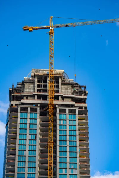 Highrise Κτίριο Κατασκευής Γερανούς Στο Γαλάζιο Του Ουρανού — Φωτογραφία Αρχείου